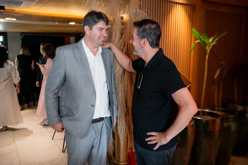 Marcos Paim conversando com um amigo no lançamento do livro