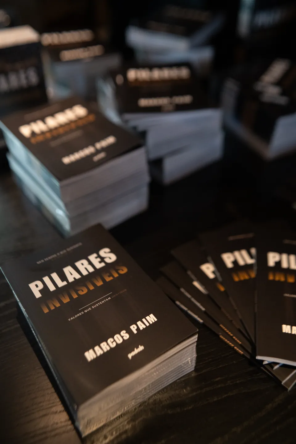Pilhas do livro Pilares Invisíveis na noite de lançamento